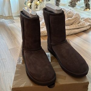 Women’s Classic short Ugg boot. Chocolate.